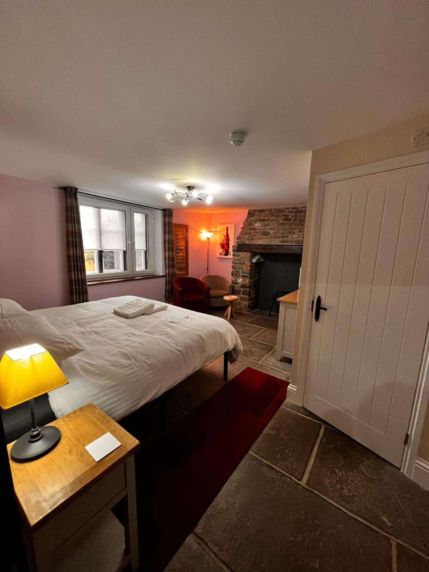 Old Manor House Bed & Breakfast Axbridge ภายนอก รูปภาพ