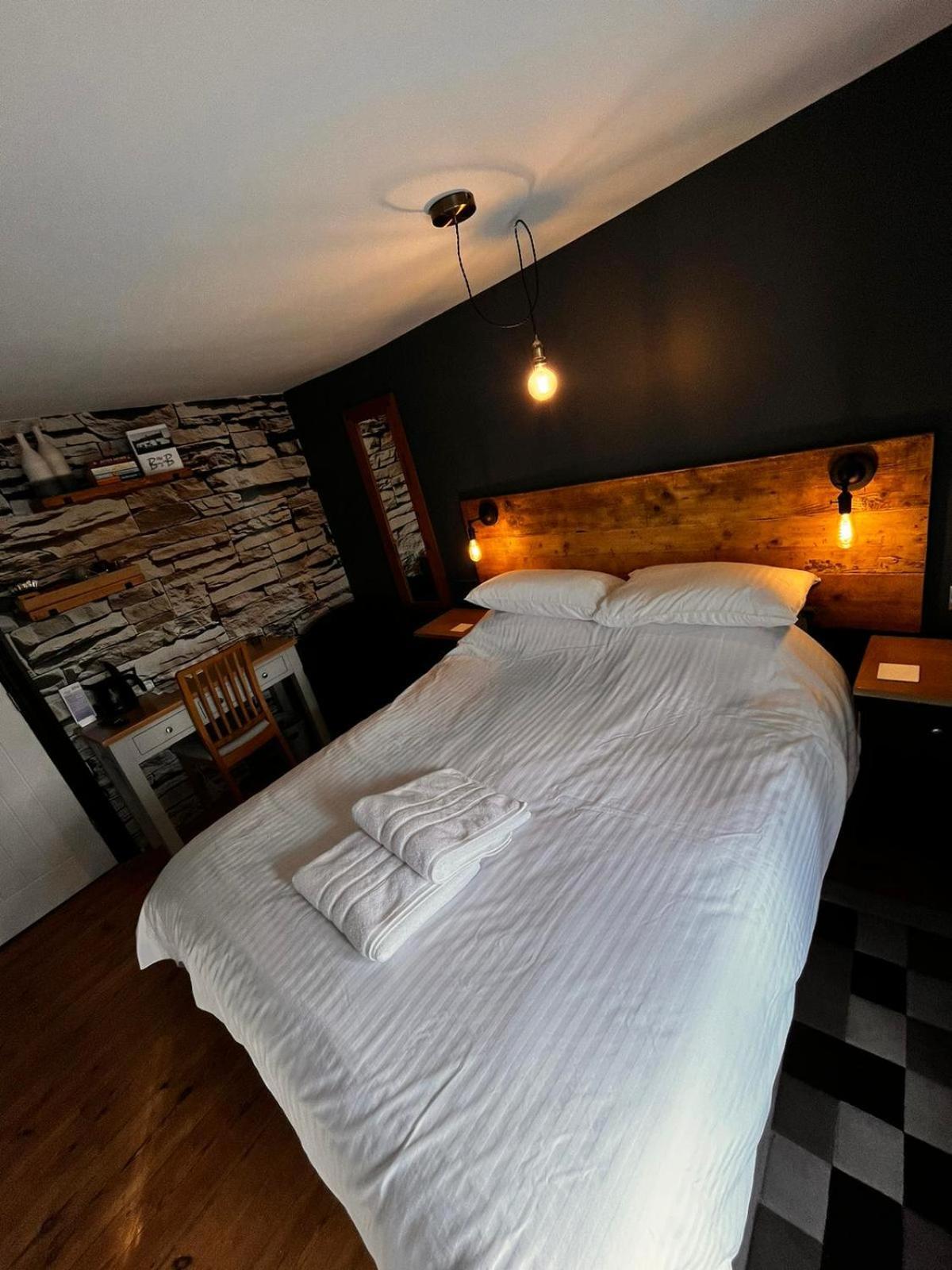 Old Manor House Bed & Breakfast Axbridge ภายนอก รูปภาพ